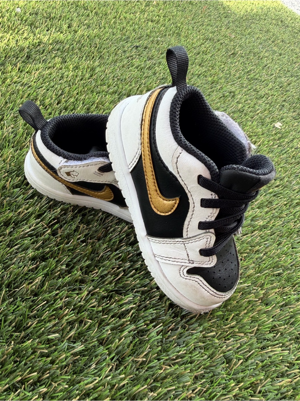 Nike Kids Black, White & Gold Low-Top Sneakers